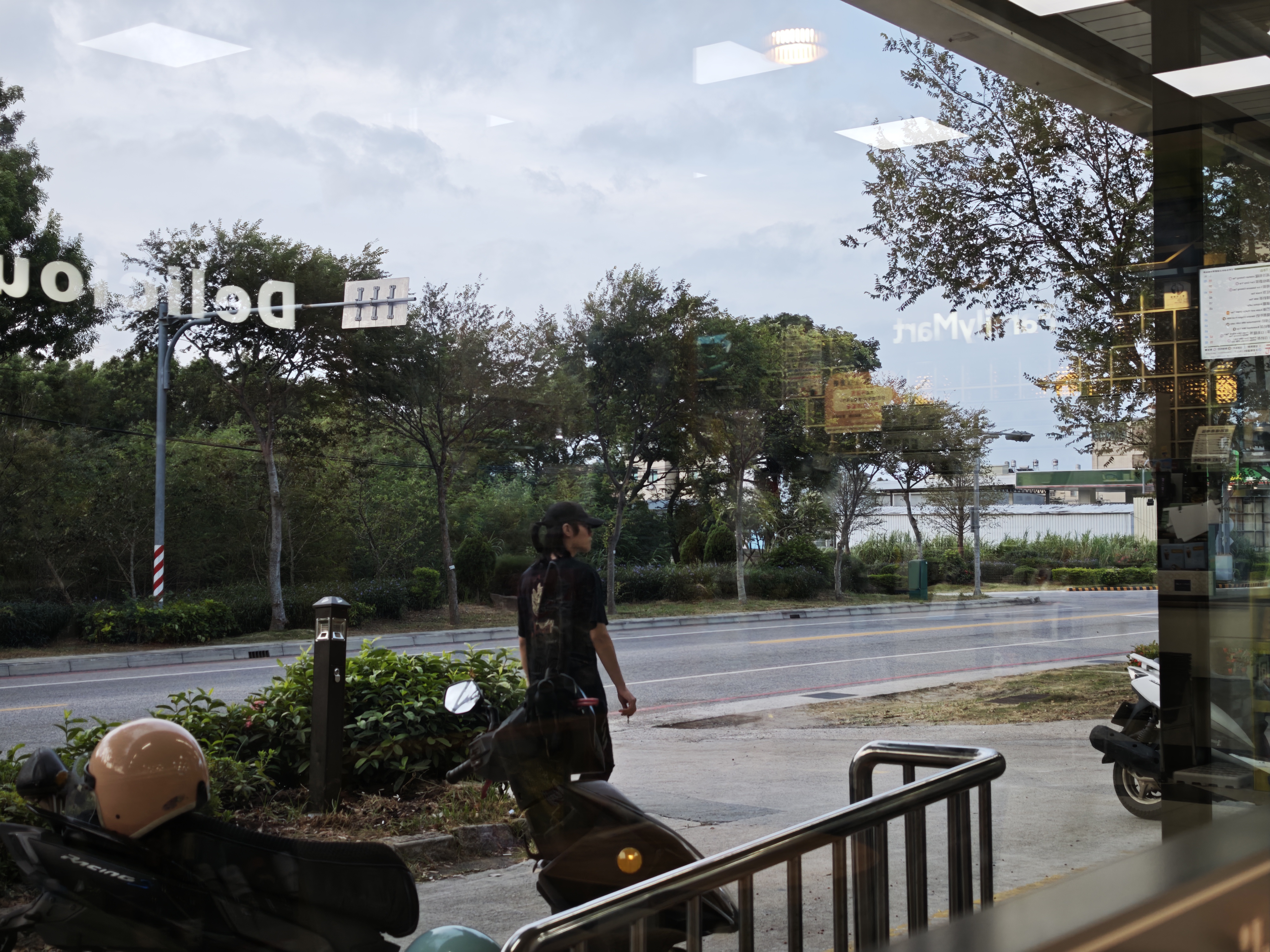 By the FamilyMart window at six o’clock
